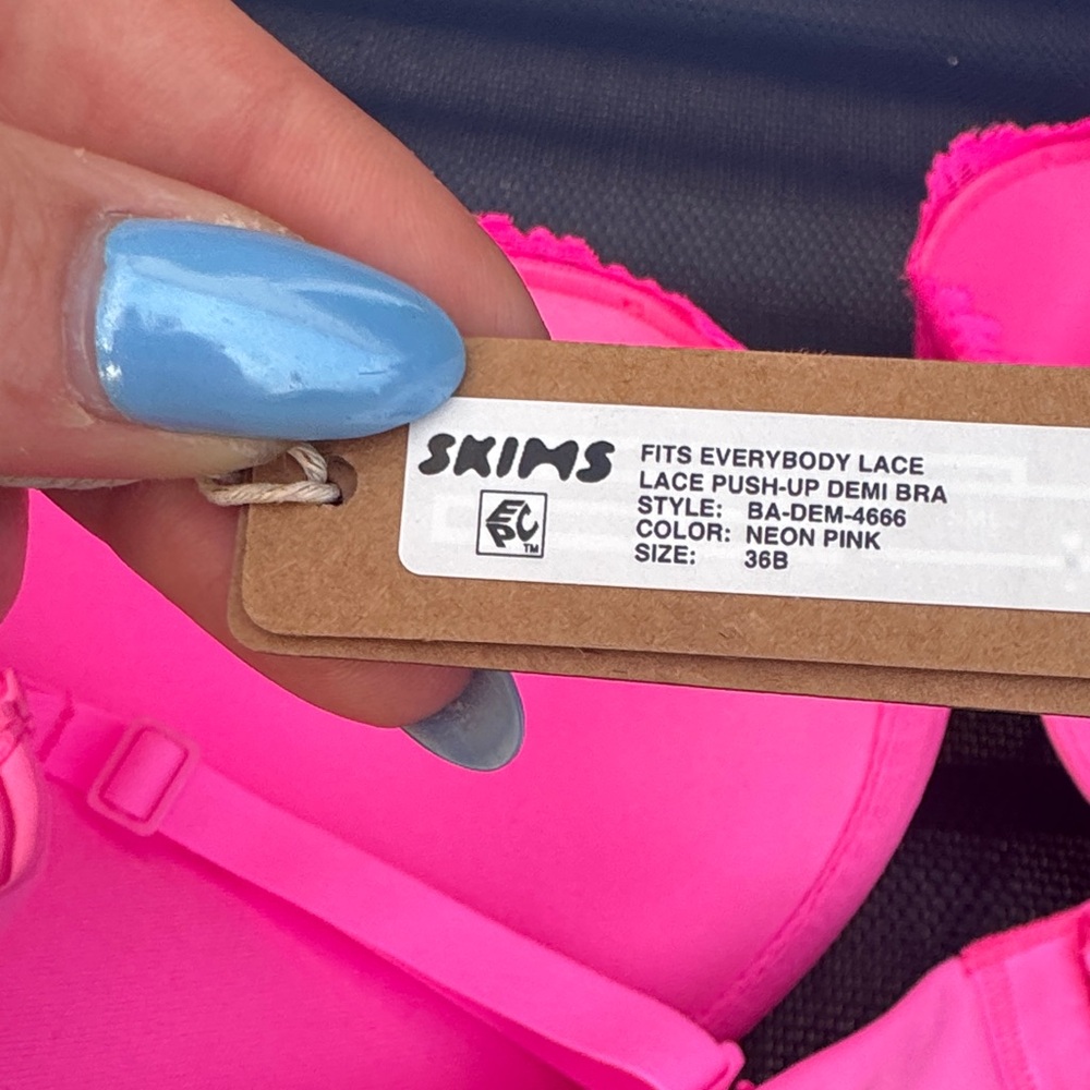 SKIMS Hot Pink Lace Bra - Picture 6 of 6
